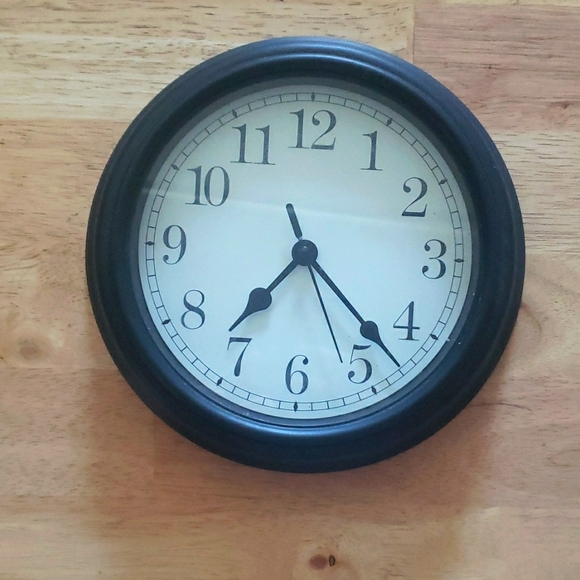 2/$15 - Black wall clock - Picture 1 of 3